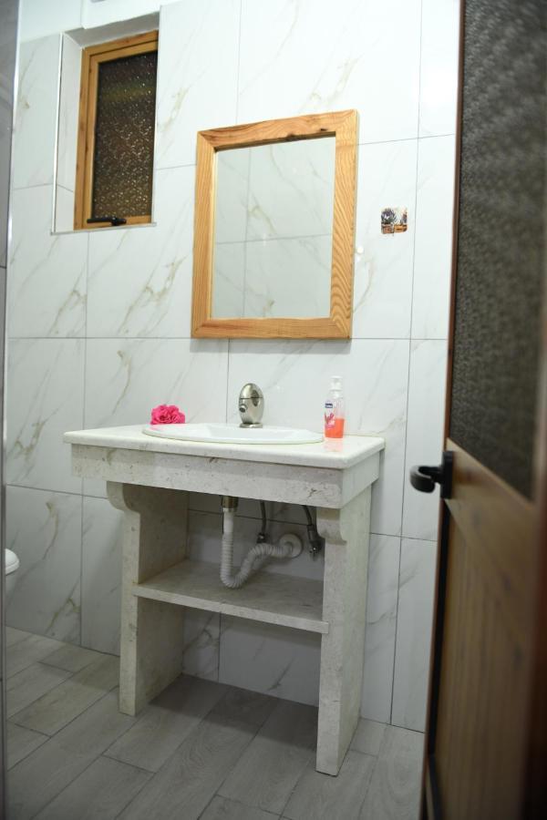 בראט Guesthouse Leo מראה חיצוני תמונה